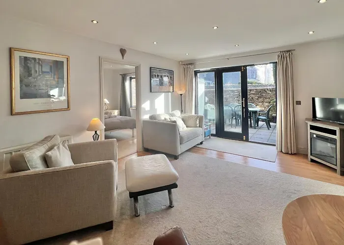 Central Spacious Ground Floor Flat With Courtyard