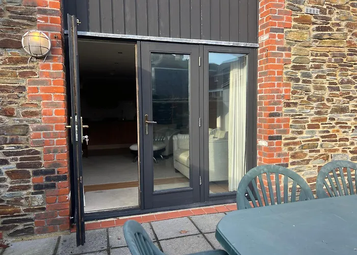 Central Spacious Ground Floor Flat With Courtyard