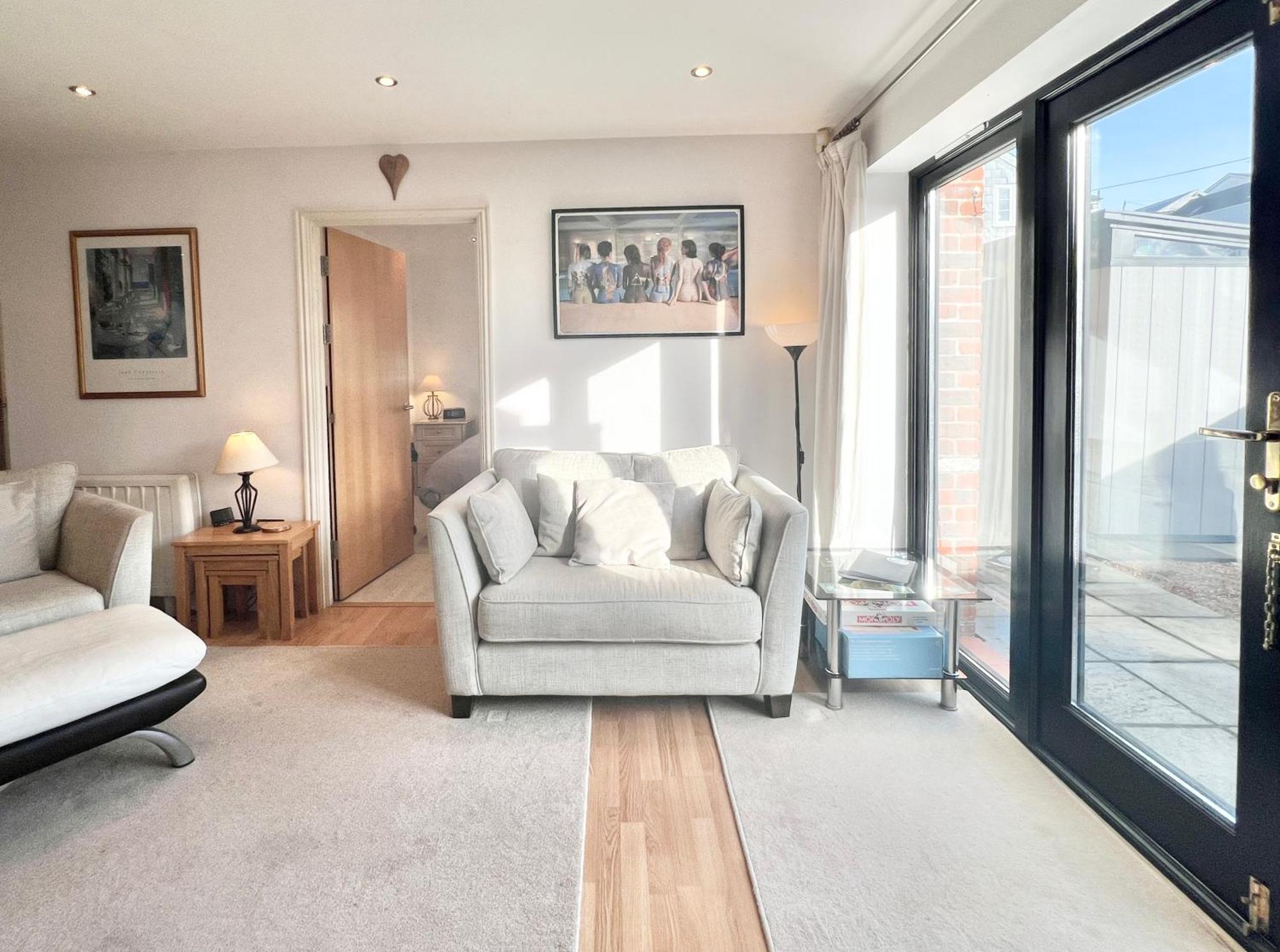 Apartment Spacious Ground Floor Flat With Courtyard *